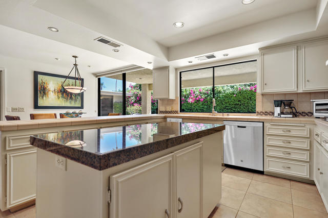 45550 Navajo Road, Indian Wells CA: https://media.crmls.org/mediaz/7c69b899-7ad1-4e5d-914b-4699ce7aa26a.jpg