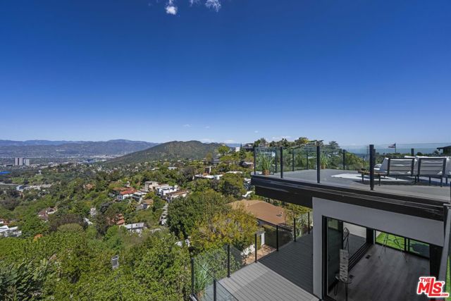 7308 Pacific View Drive, Los Angeles CA: https://media.crmls.org/mediaz/7c6a0e4e-fb5c-4fb2-8e38-d08124509d9e.jpg