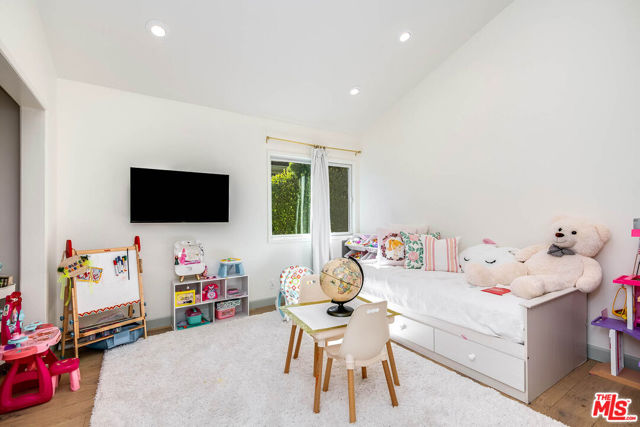11671 Dona Alicia Place, Studio City CA: https://media.crmls.org/mediaz/7c6b3aa8-ed02-4750-8f4d-2b02fdb6fc3e.jpg