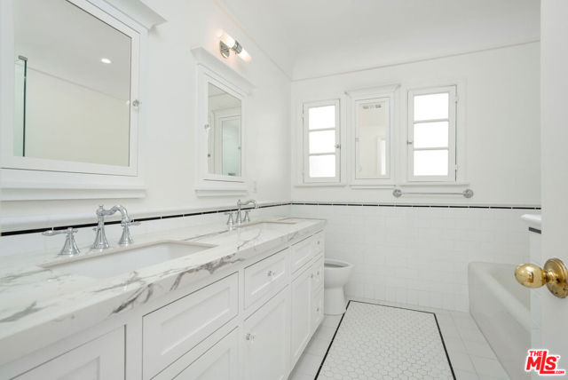 135 N Orange Drive, Los Angeles CA: https://media.crmls.org/mediaz/7c6b5793-95c2-4035-8c79-b6c03a11176c.jpg