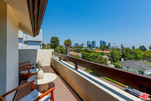10611 Ashton Avenue, Los Angeles CA: https://media.crmls.org/mediaz/7c6be32b-5dd2-431e-a045-90dba6acdbb4.jpg