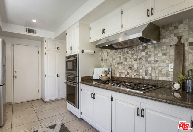 5136 Los Bonitos Way, Los Angeles CA: https://media.crmls.org/mediaz/7c6cbaac-456d-46c5-b241-df53c24ddc9d.jpg