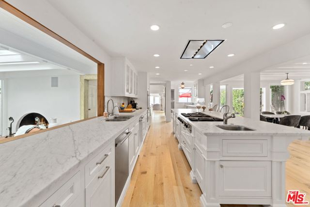 22416 Pacific Coast Highway, Malibu CA: https://media.crmls.org/mediaz/7c6d2722-0ede-4772-8c63-04b16227bc42.jpg