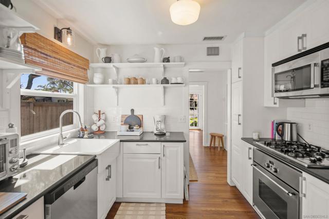 950 Olive Ave, Coronado CA: https://media.crmls.org/mediaz/7c6d844a-fd64-4ed5-b58b-bb52b88164b2.jpg