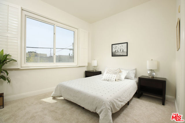 143 N Arnaz Drive, Beverly Hills CA: https://media.crmls.org/mediaz/7c6dd4d6-4b4c-431e-b1a7-de4b7ba56f52.jpg