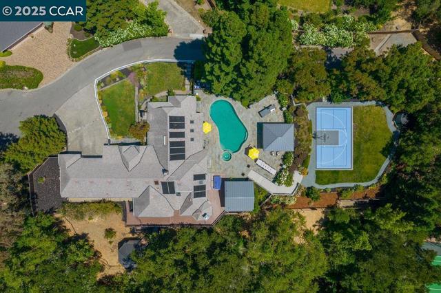 33 Los Arabis Circle, Lafayette CA: https://media.crmls.org/mediaz/7c6e3605-e5fc-4182-aa9f-d0e7d079a992.jpg