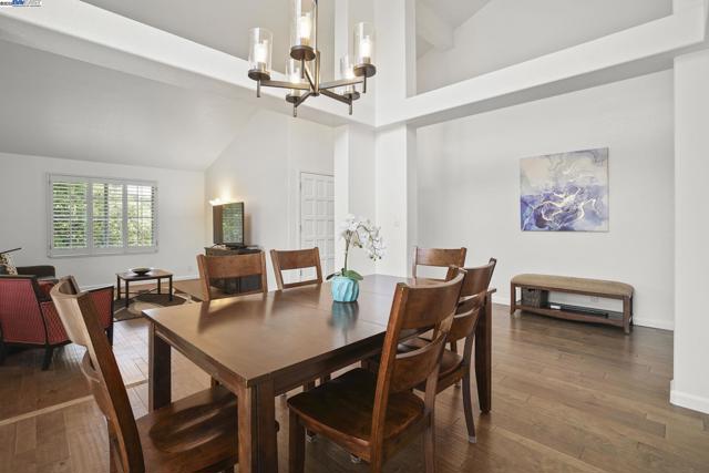 1021 Knightwood Ct, Walnut Creek CA: https://media.crmls.org/mediaz/7c6e4b63-32da-4cfb-9bed-bd4b9d5d0cb1.jpg