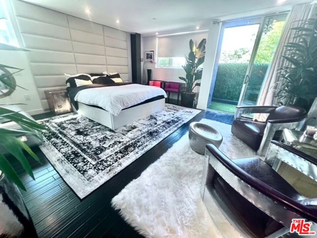 2513 Lincoln Boulevard, Venice CA: https://media.crmls.org/mediaz/7c706825-2bc6-4768-871f-aedb754bc435.jpg