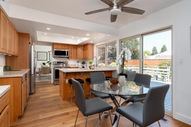 310 Trestle Glen Ct, Walnut Creek CA: https://media.crmls.org/mediaz/7c71a225-f039-426d-a640-5b8c3a043c0f.jpg