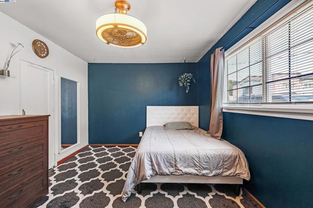 10339 Foothill Blvd, Oakland CA: https://media.crmls.org/mediaz/7c71f5a5-bab6-498d-9f85-1a697df9e4e8.jpg