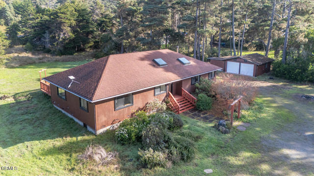 18391 Old Coast Highway, Fort Bragg CA: https://media.crmls.org/mediaz/7c738f1b-202c-48a8-8817-a4422ccd49b6.jpg