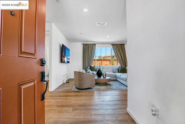 3007 Architect Ct, Vacaville CA: https://media.crmls.org/mediaz/7c771f74-4147-46c2-93fd-a1ce6d987789.jpg