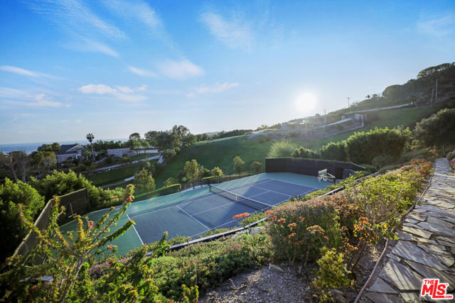 27454 Winding Way, Malibu CA: https://media.crmls.org/mediaz/7c7826e3-3b0f-44b7-a161-d80d7b5b17c0.jpg