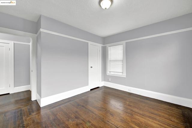 1009 106Th Ave, Oakland CA: https://media.crmls.org/mediaz/7c7875ab-4ea3-4242-b98e-71207ff2fdd8.jpg
