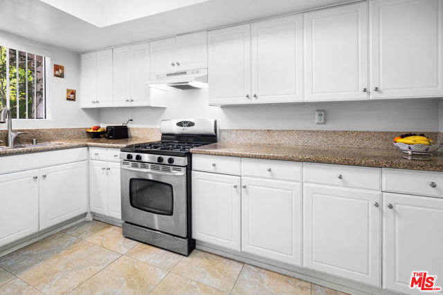 11911 Magnolia Boulevard, Valley Village CA: https://media.crmls.org/mediaz/7c78c417-f280-4ede-8600-5e6b7601c60c.jpg