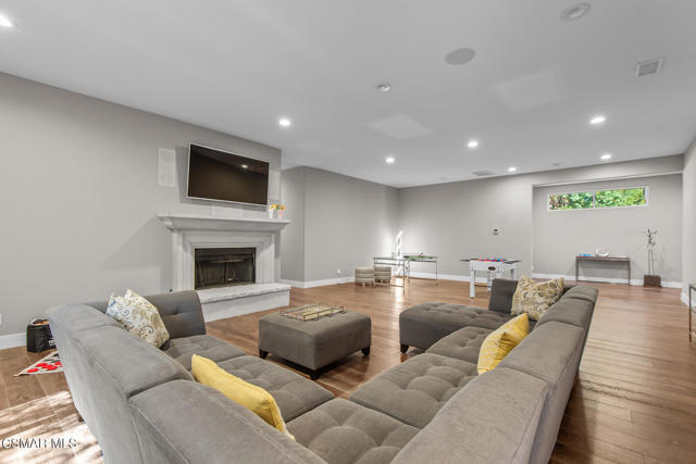 4953 Kilburn Court, Oak Park CA: https://media.crmls.org/mediaz/7c79652c-0338-4211-99d9-83dd2c176eeb.jpg