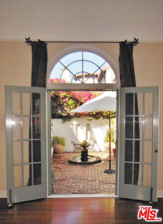 914 S Burnside Avenue, Los Angeles CA: https://media.crmls.org/mediaz/7c7a2542-92b6-4219-a4f2-2638b702a0dd.jpg