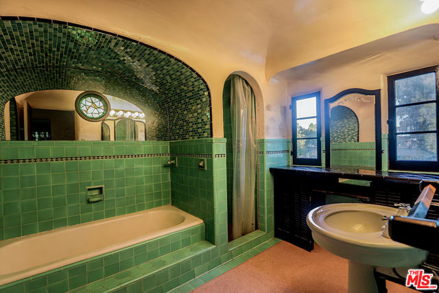3131 & 3135 Oakcrest Drive, Los Angeles CA: https://media.crmls.org/mediaz/7c7b28e0-3c91-42e6-afe5-2ae0ecf0b5ee.jpg