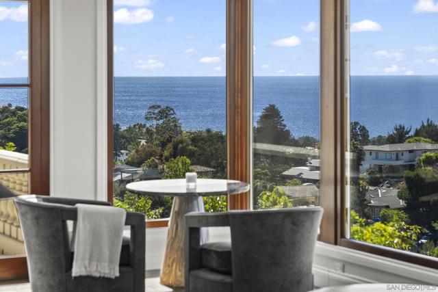 6404 La Jolla Scenic Drive S, La Jolla CA: https://media.crmls.org/mediaz/7c7b520e-4f42-4005-aa0d-0745069a5b82.jpg