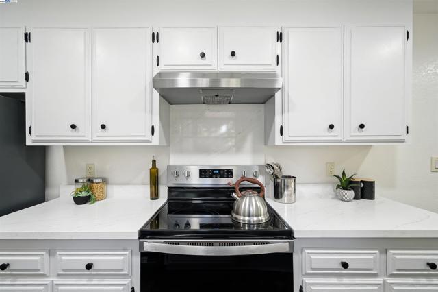 1116 Brewster Ave, Redwood City CA: https://media.crmls.org/mediaz/7c7b674b-ad13-4077-a11c-583b1d2e29a9.jpg