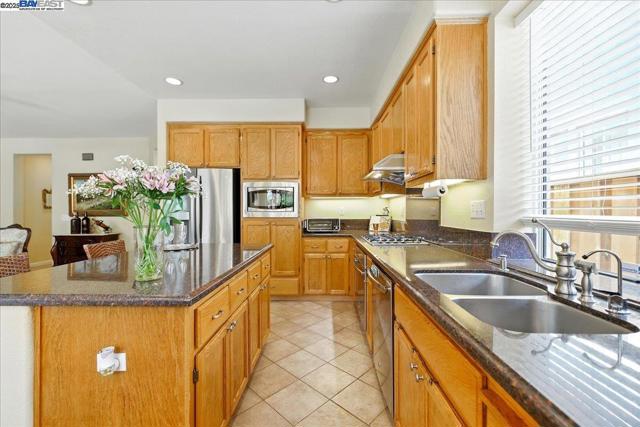 250 BRIDGEWATER RD, Hayward CA: https://media.crmls.org/mediaz/7c7b7d93-8a1e-4898-8909-662df07a933f.jpg