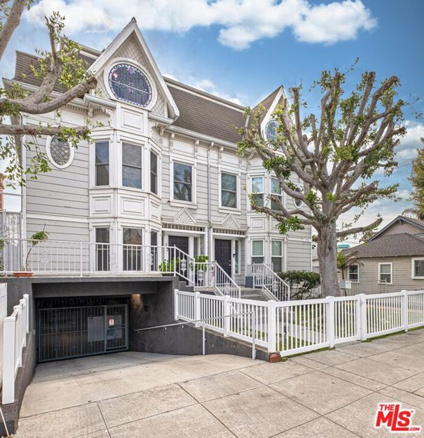 2622 2nd Street, Santa Monica CA: https://media.crmls.org/mediaz/7c7c4914-6aff-4da6-85ad-8ec614df619d.jpg