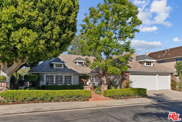 2596 Wallingford Drive, Beverly Hills CA: https://media.crmls.org/mediaz/7c7c9fb6-239a-4ee3-91d5-0b88a1e3ed72.jpg