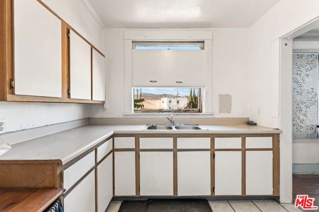 1011 N N Heliotrope Drive, Los Angeles CA: https://media.crmls.org/mediaz/7c7cc8f3-3fb3-4199-935f-46524832a453.jpg