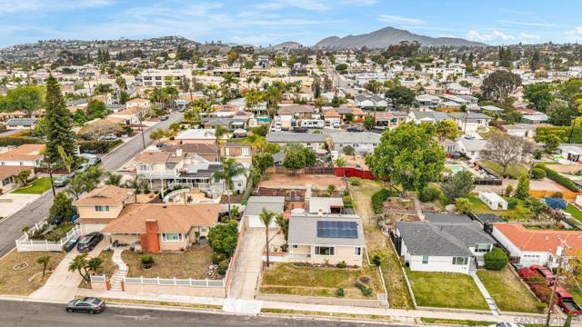 7200 Colony Rd, La Mesa CA: https://media.crmls.org/mediaz/7c7d06ec-b0a0-41a7-85ce-d8ee22ddc543.jpg