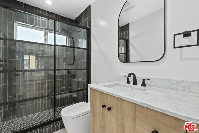 2700 S Palm Grove Avenue, Los Angeles CA: https://media.crmls.org/mediaz/7c7da8d6-b00a-4a07-b304-c691ff69766c.jpg