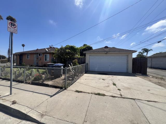 502 504 E Hemlock Street, Oxnard CA: https://media.crmls.org/mediaz/7c7de9e2-999d-40bd-b18b-a38ed93aa092.jpg