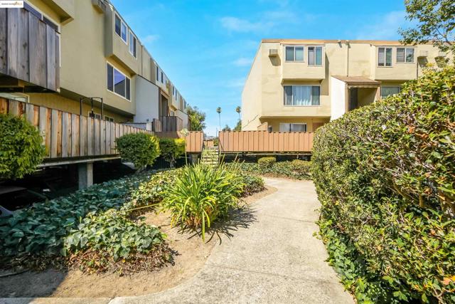 410 Auburn Way, San Jose CA: https://media.crmls.org/mediaz/7c7e0306-7253-4378-bcb3-a83838921a1f.jpg