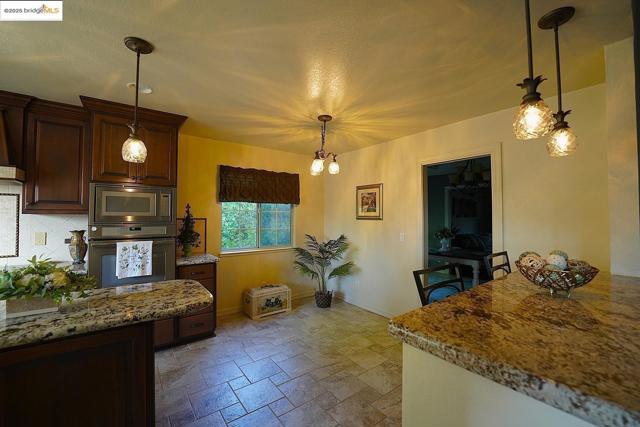 3196 Sudbury RD, Cameron Park CA: https://media.crmls.org/mediaz/7c7fa23f-e8b0-4669-88a1-e85fdbf80750.jpg
