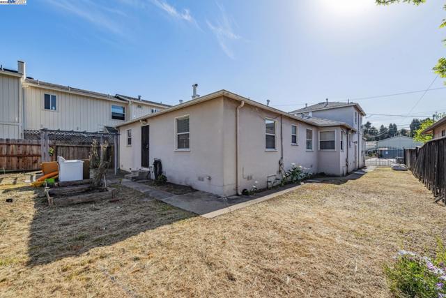 21032 Baker Rd, Castro Valley CA: https://media.crmls.org/mediaz/7c806a22-1822-464a-90ab-b9556b40df71.jpg