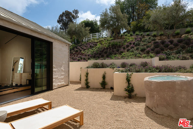 24172 Lupin Hill Road, Hidden Hills CA: https://media.crmls.org/mediaz/7c808e41-6906-4247-a0b6-439d0faeaf9e.jpg