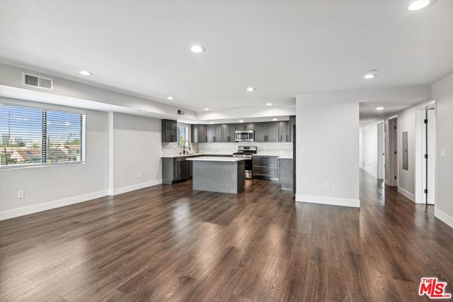 819 E La Palma Drive, Inglewood CA: https://media.crmls.org/mediaz/7c809bbf-3db1-47a4-a547-ccb5720568b7.jpg