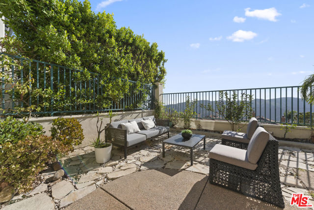 16724 Calle Arbolada, Pacific Palisades CA: https://media.crmls.org/mediaz/7c81548b-b968-4b6f-b7ab-490e06c3c356.jpg
