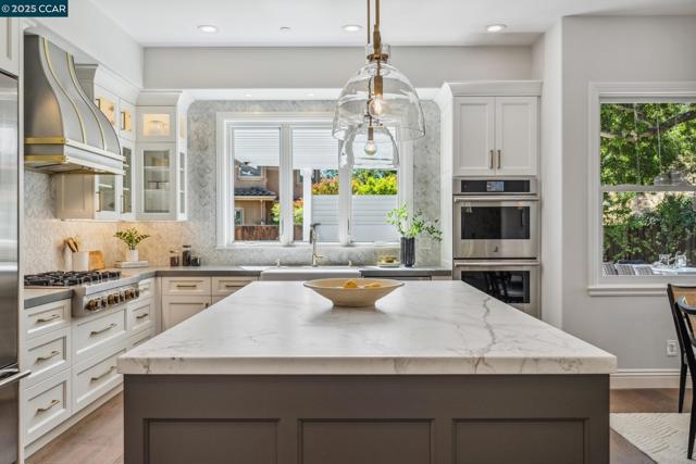 10 Candlelight Lane, Lafayette CA: https://media.crmls.org/mediaz/7c8200ac-baf4-4e06-8d6c-6039c35f3af8.jpg
