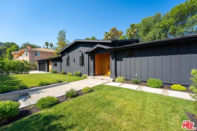 20215 Lorenzana Drive, Woodland Hills CA: https://media.crmls.org/mediaz/7c823634-da41-4431-93f2-d428962d15cb.jpg
