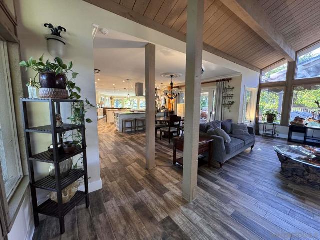 5553 Scenic View Dr, Yorba Linda CA: https://media.crmls.org/mediaz/7c828e76-ed5f-45a3-9682-f10ab48150d1.jpg