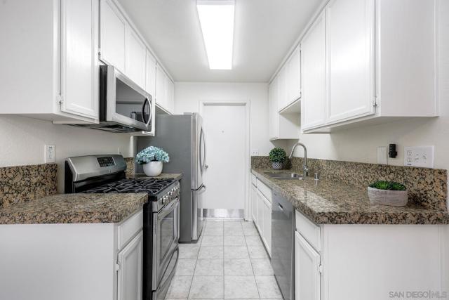 1415 17 Flag Ln, El Cajon CA: https://media.crmls.org/mediaz/7c82e9ac-ca95-4454-acfb-4b2a82d49401.jpg