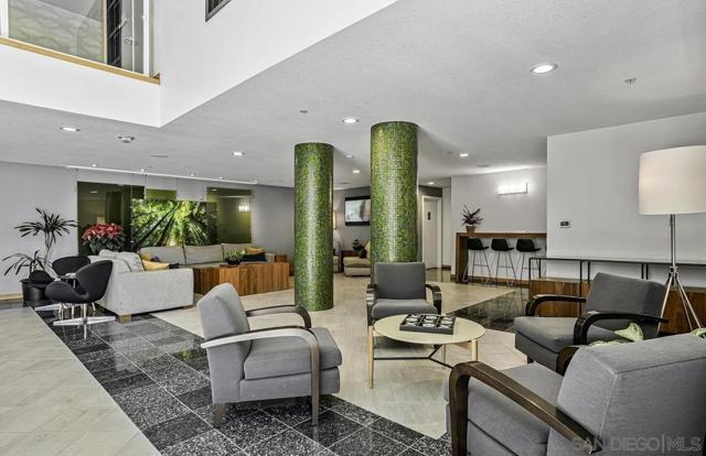 850 Beech St, San Diego CA: https://media.crmls.org/mediaz/7c836889-c453-4d00-8800-5bebb04eb31a.jpg