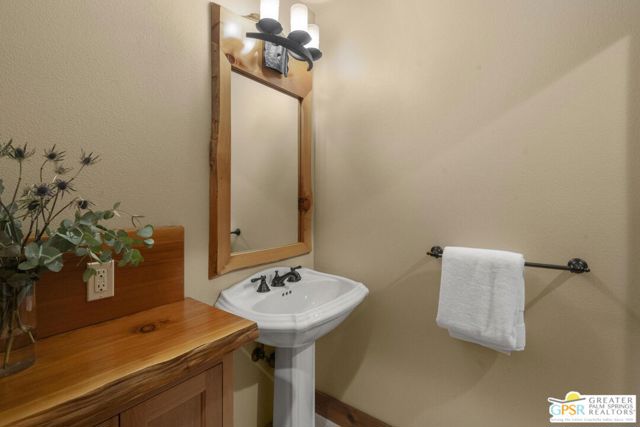 55041 Pine Crest Avenue, Idyllwild CA: https://media.crmls.org/mediaz/7c840cfe-1e8e-4705-b201-56c12821f063.jpg