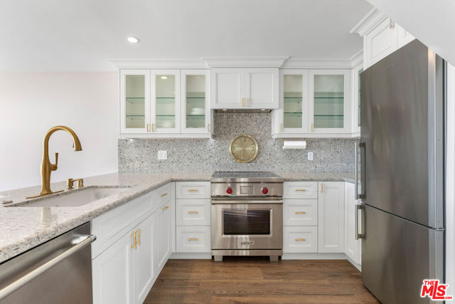 6 Voyage Street, 101 photo 8