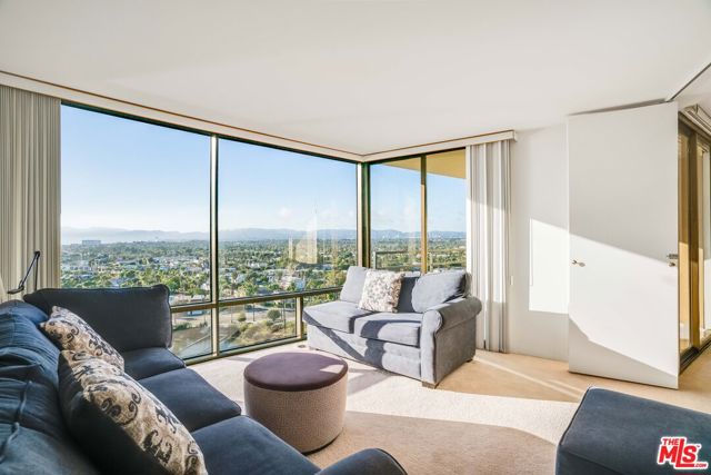 4316 Marina City Drive, Marina del Rey CA: https://media.crmls.org/mediaz/7c851454-5232-4974-8d0e-6d371e747c88.jpg