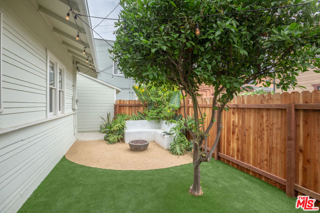 732 N Toledo Walk, Long Beach CA: https://media.crmls.org/mediaz/7c85355d-1557-42ed-9b34-3b9e9c55dda5.jpg