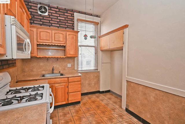 672 33Rd St, Oakland CA: https://media.crmls.org/mediaz/7c853602-465a-4983-b9c9-d2da2e58150c.jpg