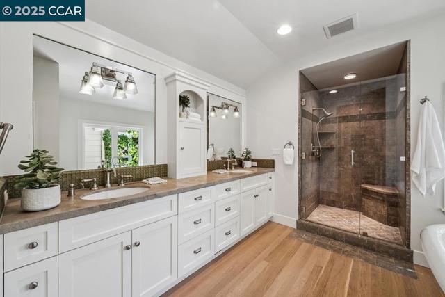 390 Castello Rd, Lafayette CA: https://media.crmls.org/mediaz/7c85850a-042d-4fce-9d97-44a4c9fe2cee.jpg