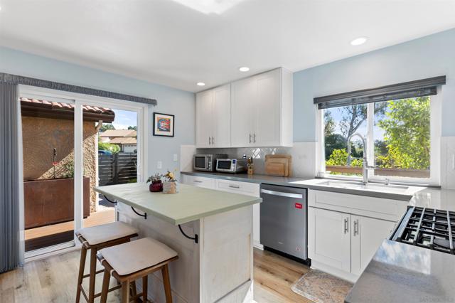 2038 Avenue Of The Trees, Carlsbad CA: https://media.crmls.org/mediaz/7c863d3d-07d3-4b20-90d3-fcf895761d4b.jpg