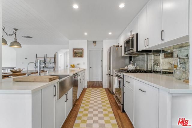 657 Mildred Avenue, Venice CA: https://media.crmls.org/mediaz/7c86e089-b670-4bb0-8a08-cd5f950c298c.jpg